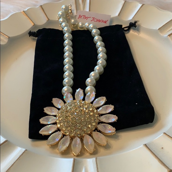 Betsey Johnson Jewelry - NWT Stunning Betsey Johnson large daisy necklace.